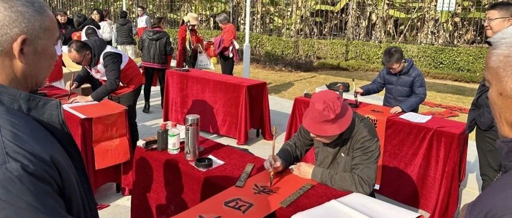 广东“法”式迎春年味浓，挥春拓印普法忙